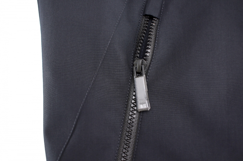 МУЖСКАЯ ОДЕЖДА ВЕТРОВКИ Мужская демисезонная куртка с  тремя боковыми и  двумя внутренними карманами М т.синий полиэстер 62SS8610M Dark Blue VIVACANA