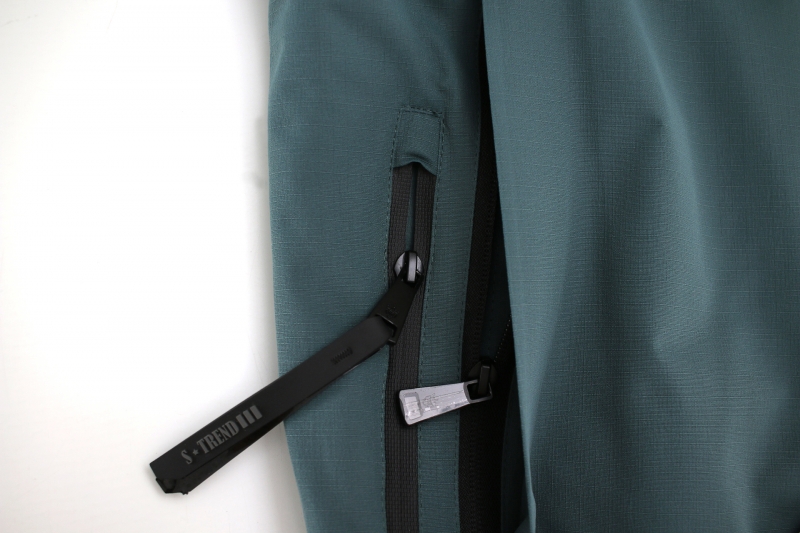 МУЖСКАЯ ОДЕЖДА ВЕТРОВКИ Мужская демисезонная куртка зеленого цвета с двумя боковыми и внутренними карманами М зеленый полиэстер 62SS7770M Green VIVACANA
