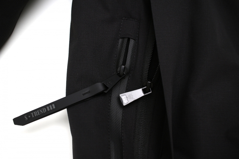 МУЖСКАЯ ОДЕЖДА ВЕТРОВКИ Мужская демисезонная куртка черного цвета с двумя боковыми и внутренними карманами М черный полиэстер 62SS7770M Black VIVACANA