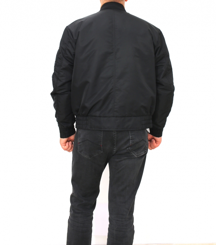 МУЖСКАЯ ОДЕЖДА ВЕТРОВКИ Мужская демисезонная куртка с  двумя  боковыми и  двумя внутренними карманами, карманом на рукаве М черный полиэстер 62SS8600M  Black VIVACANA