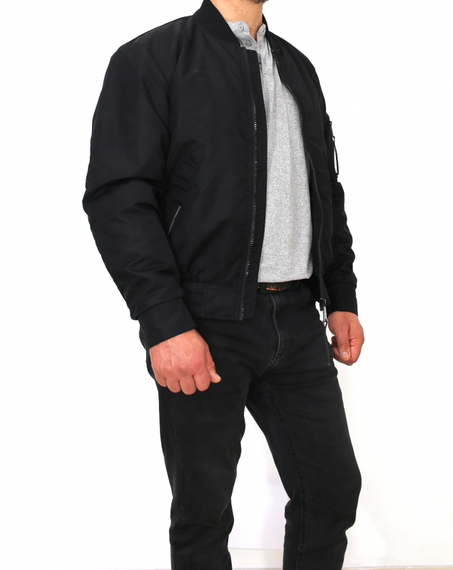 МУЖСКАЯ ОДЕЖДА ВЕТРОВКИ Мужская демисезонная куртка с  двумя  боковыми и  двумя внутренними карманами, карманом на рукаве М черный полиэстер 62SS8600M  Black VIVACANA