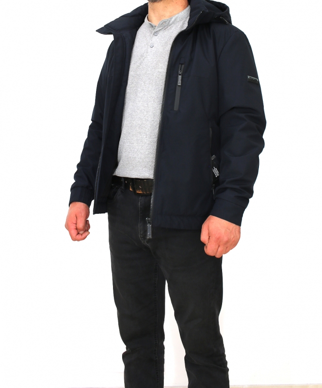 МУЖСКАЯ ОДЕЖДА ВЕТРОВКИ Мужская демисезонная куртка с  тремя боковыми и  двумя внутренними карманами М т.синий полиэстер 62SS8610M Dark Blue VIVACANA