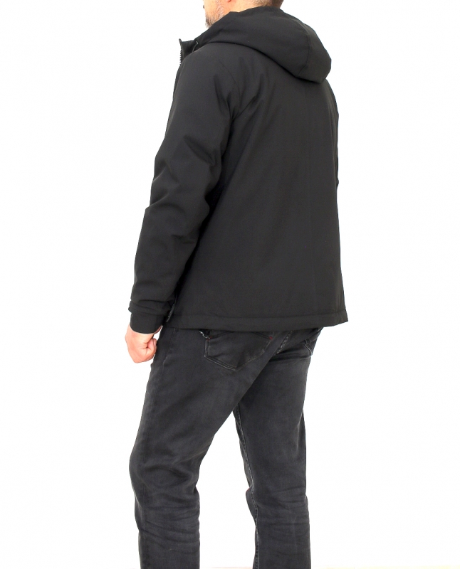 МУЖСКАЯ ОДЕЖДА ВЕТРОВКИ Мужская демисезонная куртка с  двумя  боковыми и  двумя внутренними карманами, карманом на рукаве, не отстегивающимся капюшоном М черный полиэстер 62SS7710M Black VIVACANA