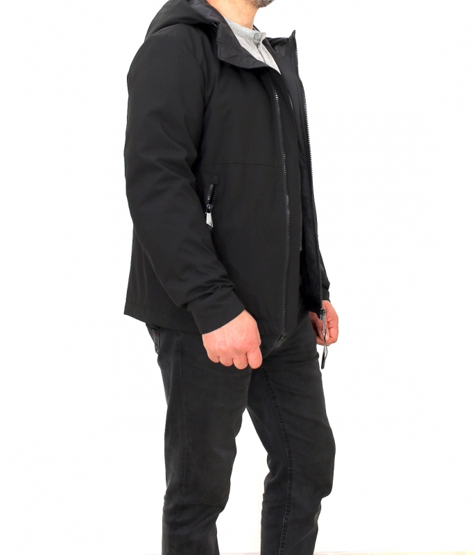 МУЖСКАЯ ОДЕЖДА ВЕТРОВКИ Мужская демисезонная куртка с  двумя  боковыми и  двумя внутренними карманами, карманом на рукаве, не отстегивающимся капюшоном М черный полиэстер 62SS7710M Black VIVACANA